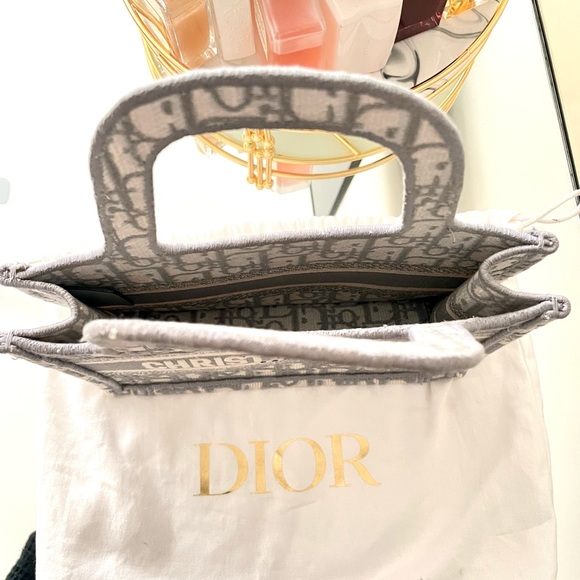 MINI DIOR BOOK TOTE
Gray Dior Oblique Embroidery (24 x 22.5 x 8 cm) - Picture 3 of 7